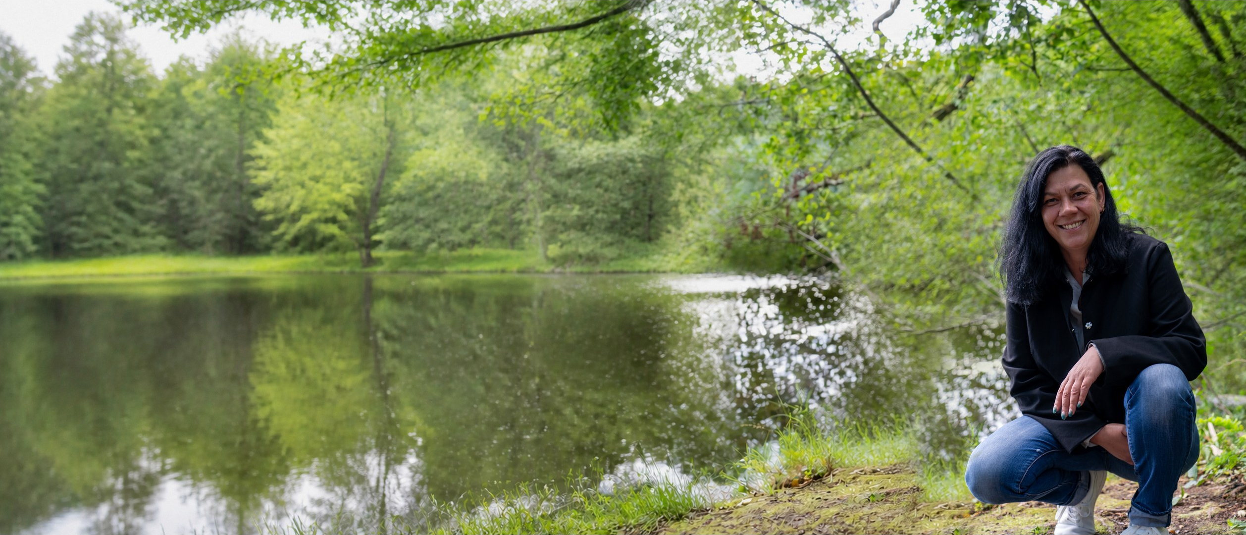 Monique Gerlach am Ufer eines Sees